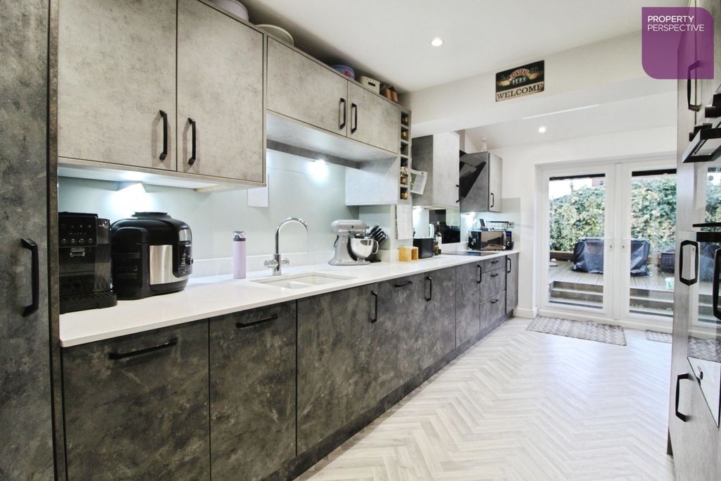 Property photo 3 of 10 Dining Kitchen