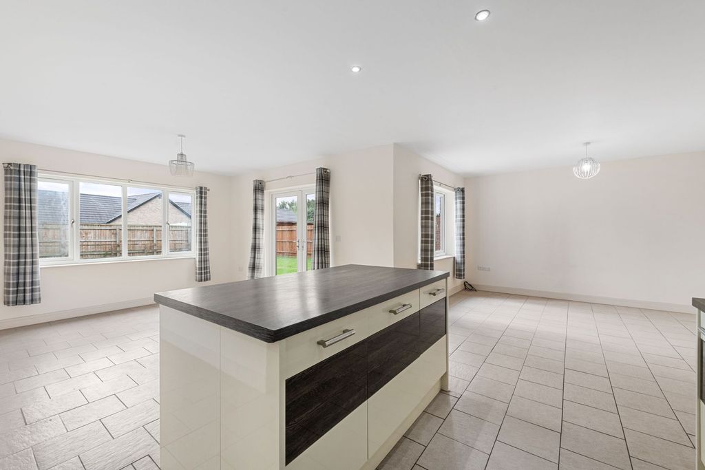 Property photo 3 of 32