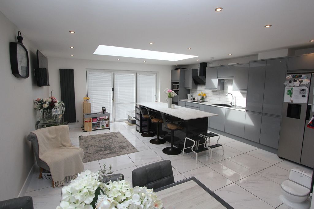 Property photo 2 of 27