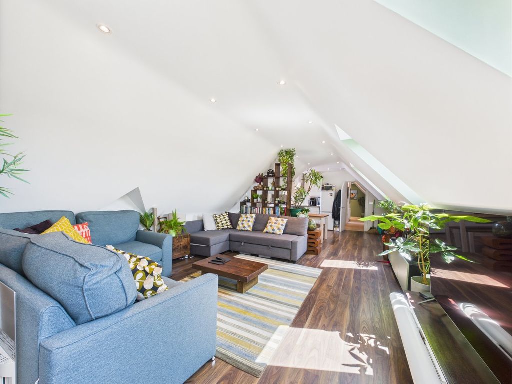 Property photo 2 of 19 Lounge