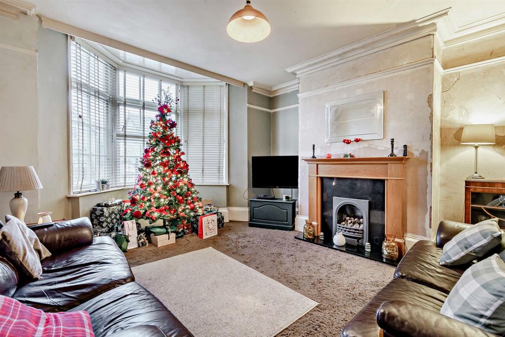 Property photo 2 of 9 8674123-Interior01-800.Jpg