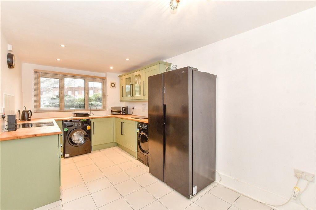 Property photo 3 of 11 Kitchen