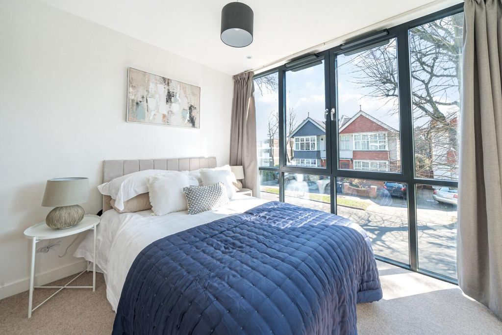 Property photo 3 of 16 Picture 3