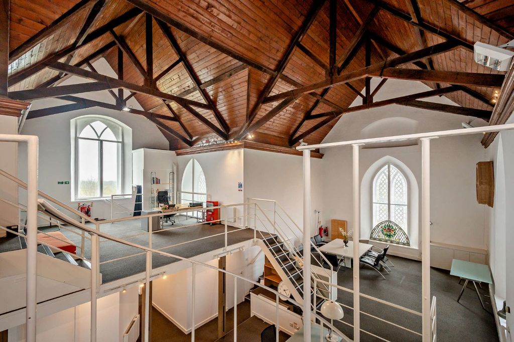 Property photo 3 of 24 Vaulted Ceiling