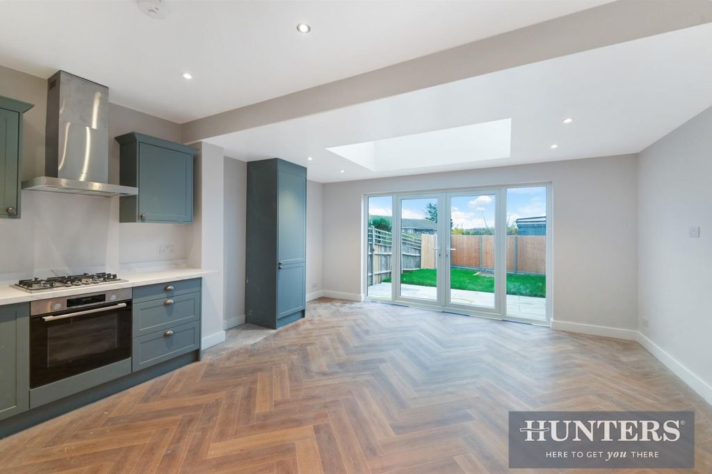 Property photo 3 of 12 Boscombe Road (9).Jpg