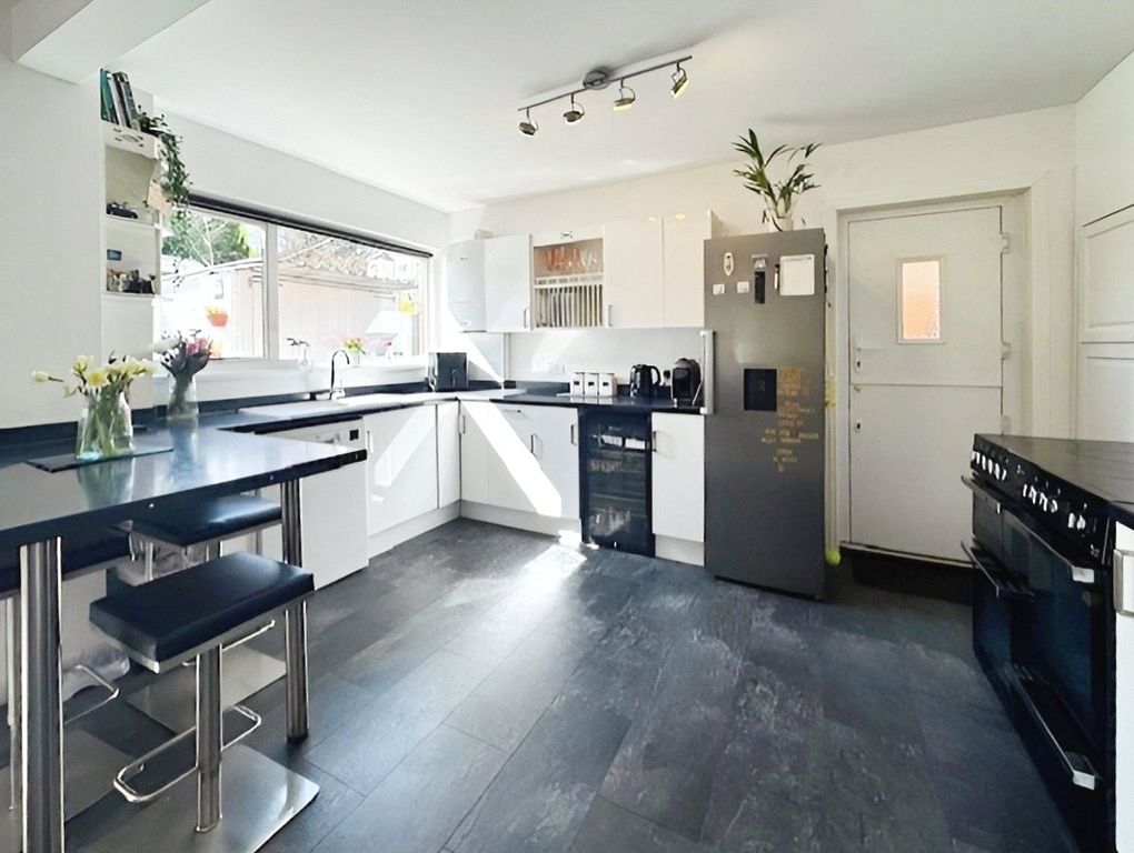 Property photo 2 of 17 Kitchen