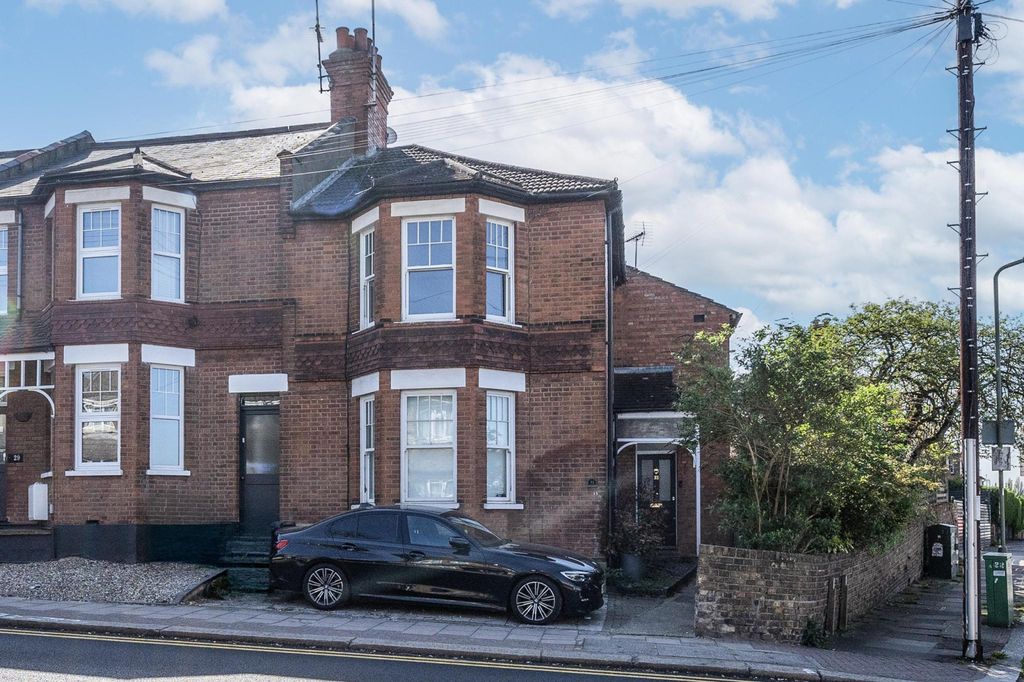 Property photo 1 of 12 A Gorgeous Two Bedroom First Floor Maisonette, With It's Own Private Garden, Plenty Of Character And Amazingly Located, With Both The Station And The High St, On Your Door Step.