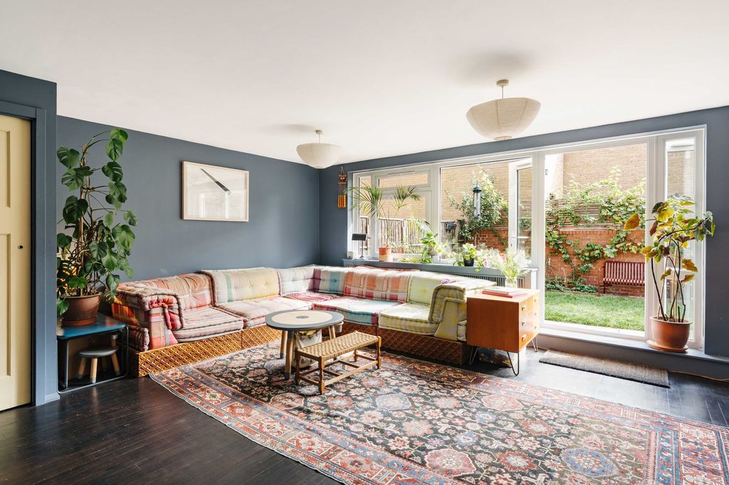 Property photo 1 of 20 Whitton Walk E3