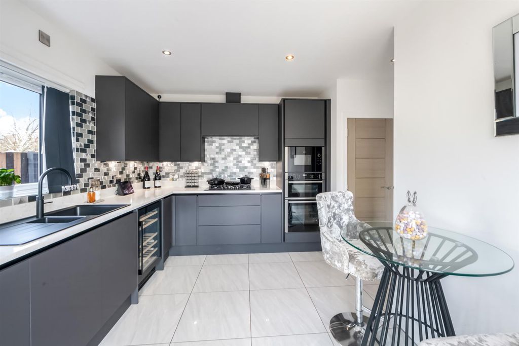 Property photo 3 of 32 Kitchen