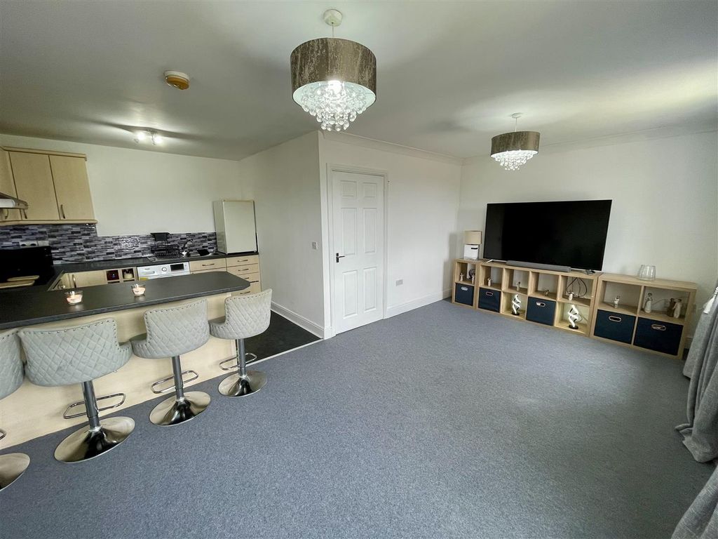 Property photo 2 of 9 Lounge/Kitchen