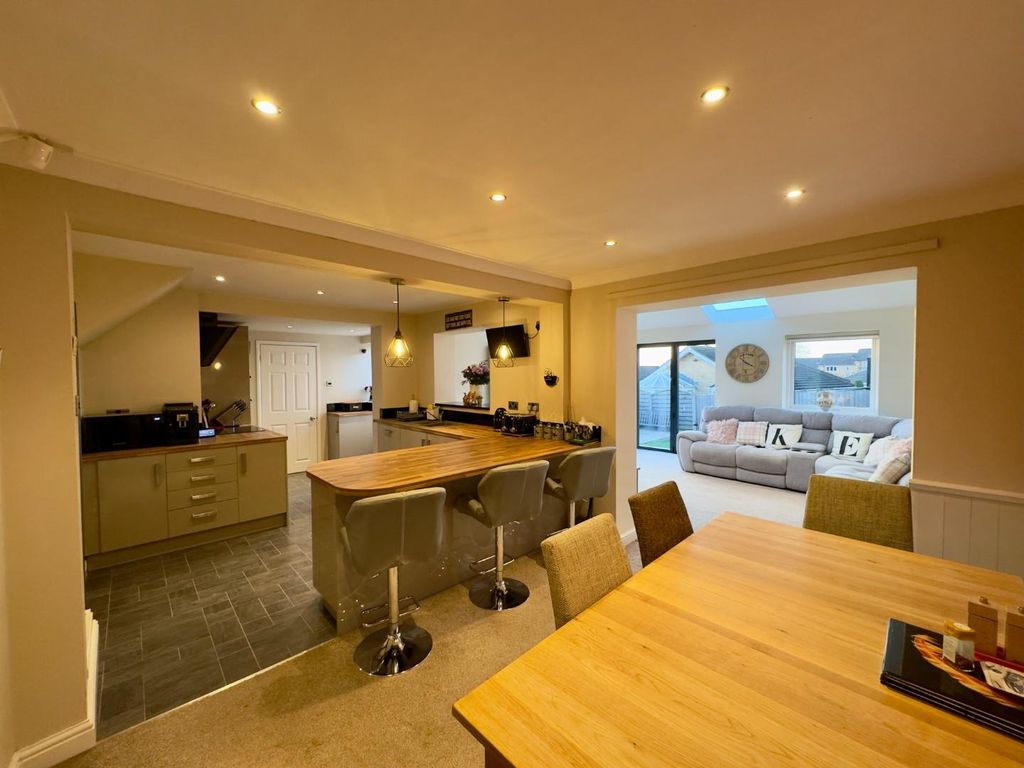 Property photo 2 of 42 Kitchen Dining Photo, Clockhouse Grove, Burnley, 5