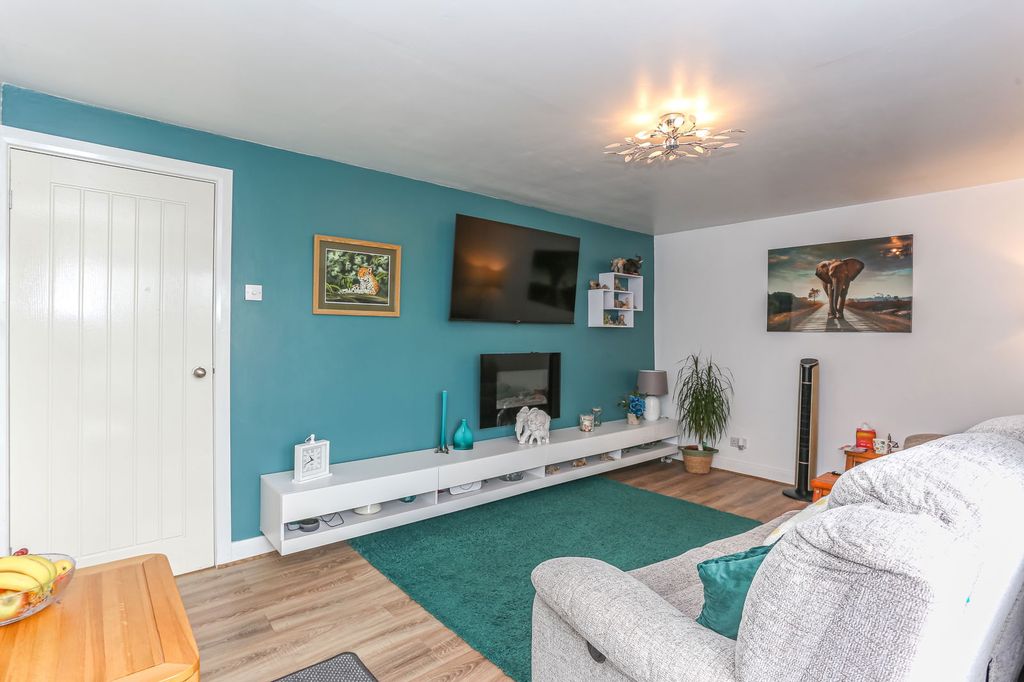 Property photo 2 of 27