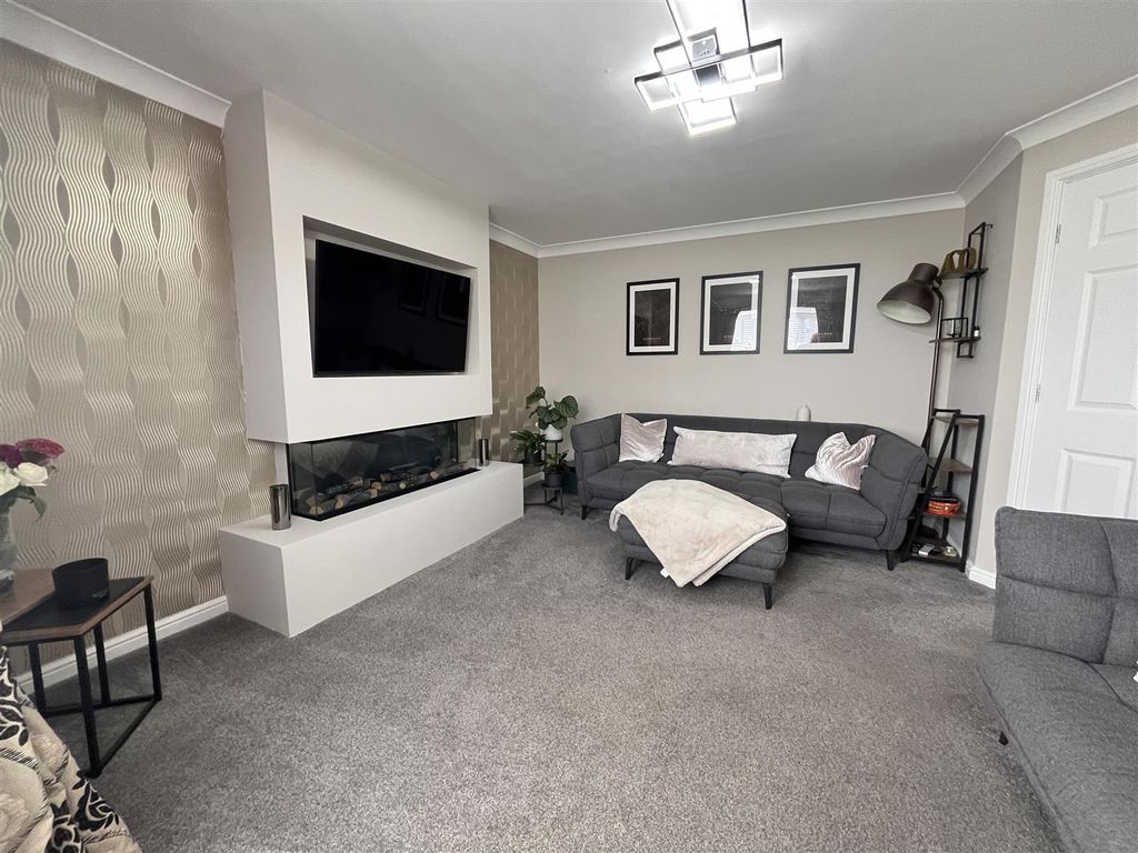 Property photo 2 of 16 Lounge