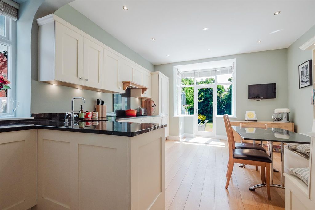 Property photo 3 of 34 Dining Kitchen