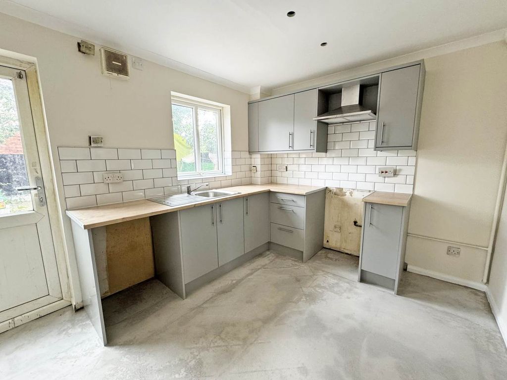 Property photo 2 of 8 Kitchen
