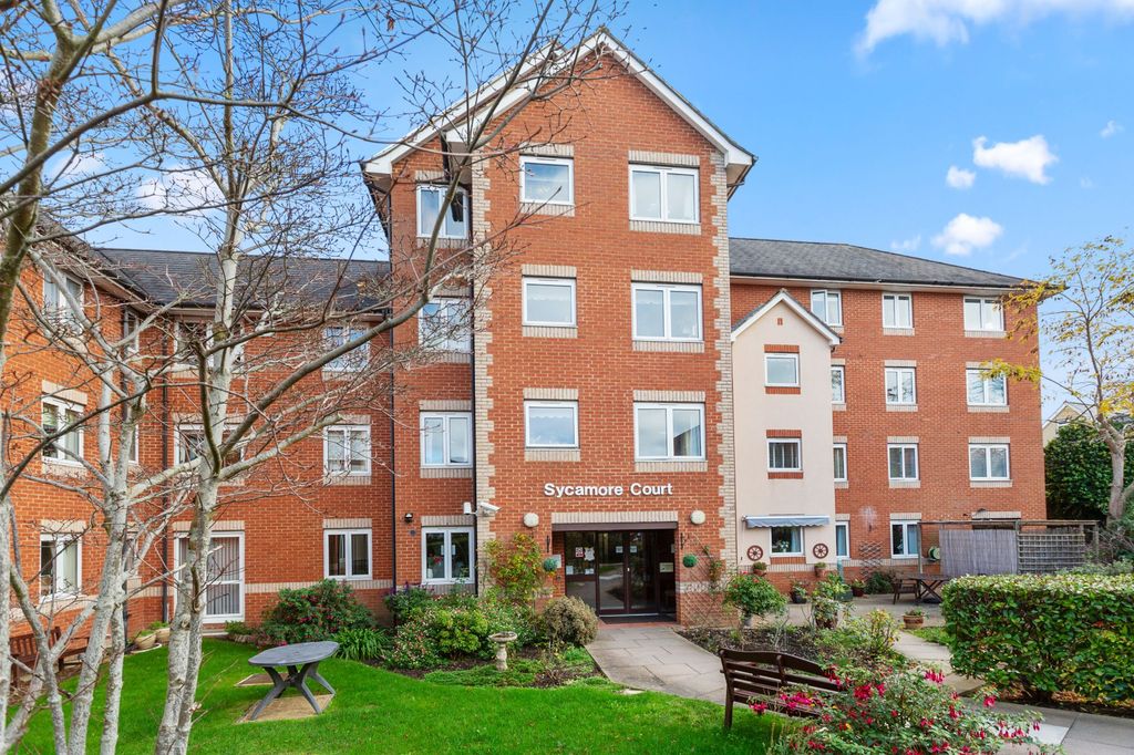 Property photo 1 of 22 30 Sycamore Court, Aylesbury, Bucks Hp19 9Sz