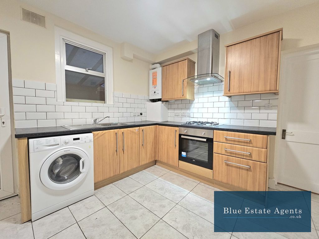 Property photo 2 of 11 Kitchen