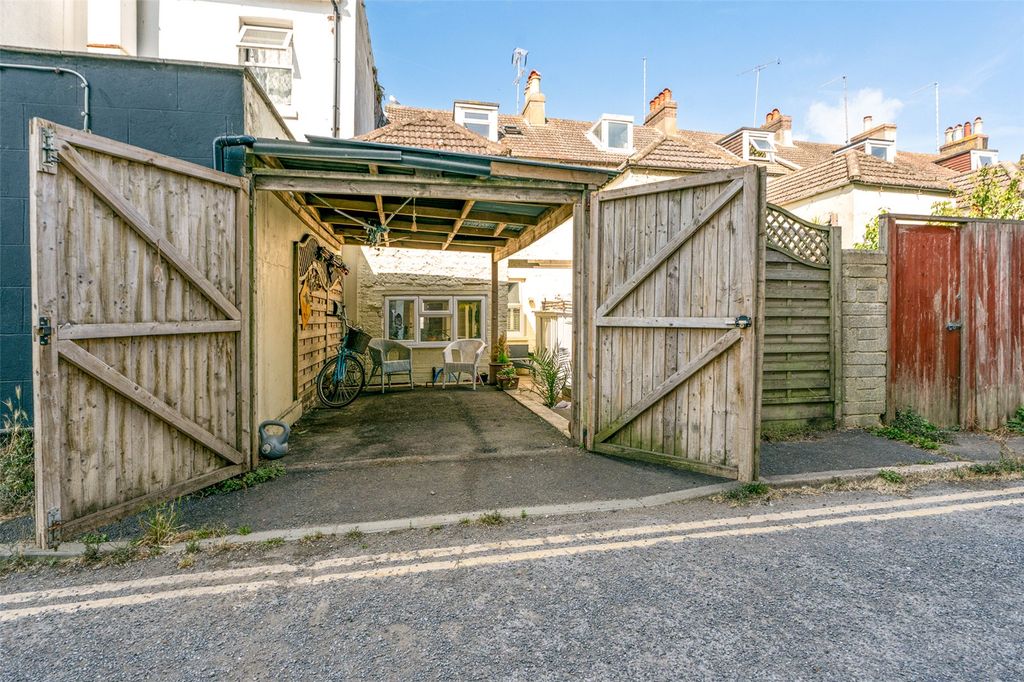 Property photo 2 of 17 Picture No. 12