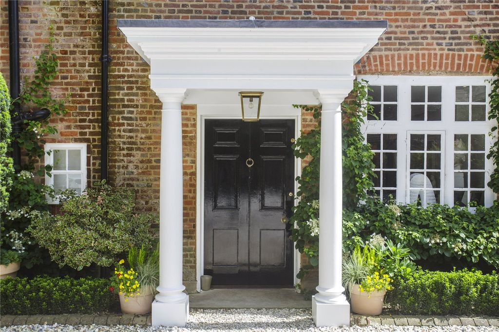 Property photo 3 of 18 Entrance