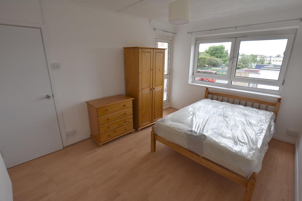 Property photo 3 of 8 Bed1.Jpg