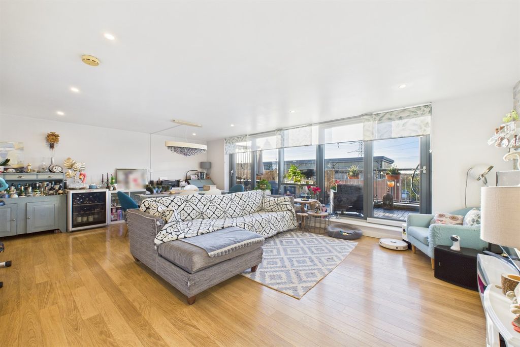 Property photo 1 of 14 Living Room / Kitchen