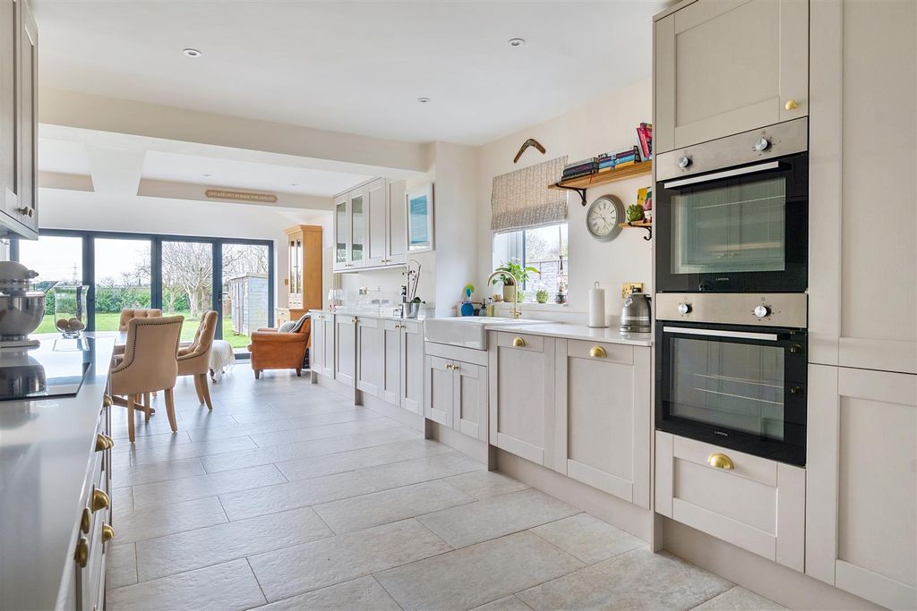 Property photo 3 of 21 1403762-12-69982De38c186-Arw-1.Jpg