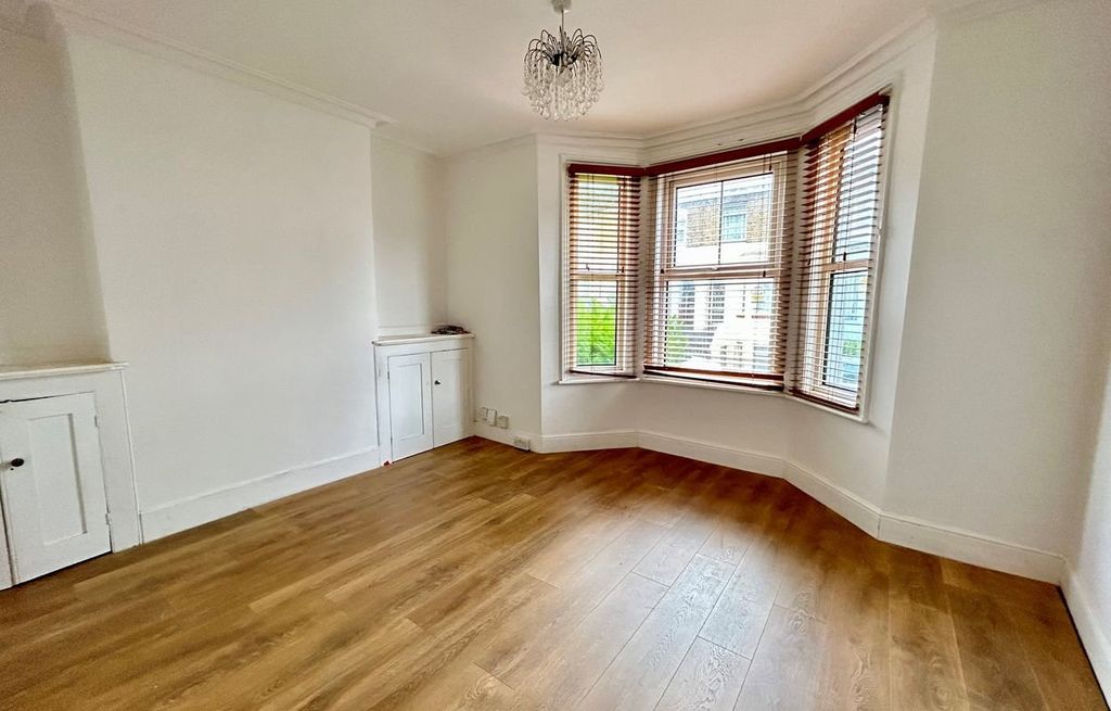 Property photo 3 of 8 Picture 3