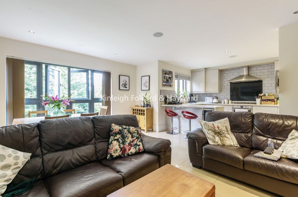 Property photo 3 of 16 774927B6-2540-4797-8