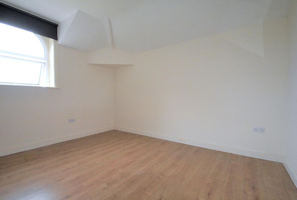 Property photo 3 of 8 Lounge