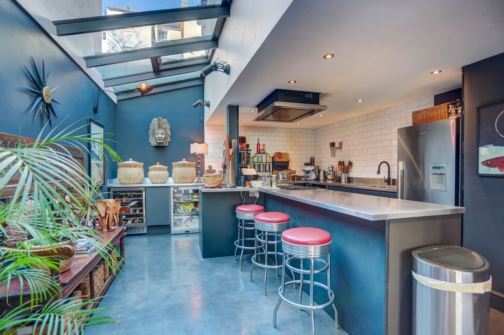 Property photo 2 of 25