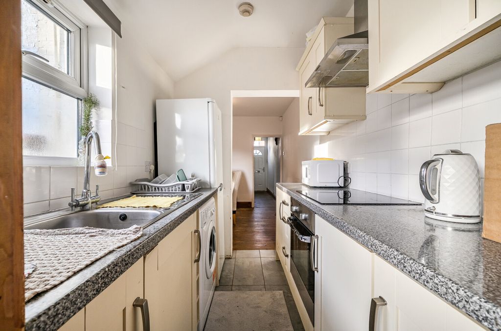 Property photo 3 of 14 1402172-8-696F9Da...