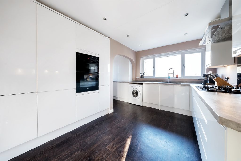 Property photo 2 of 11 Kitchen