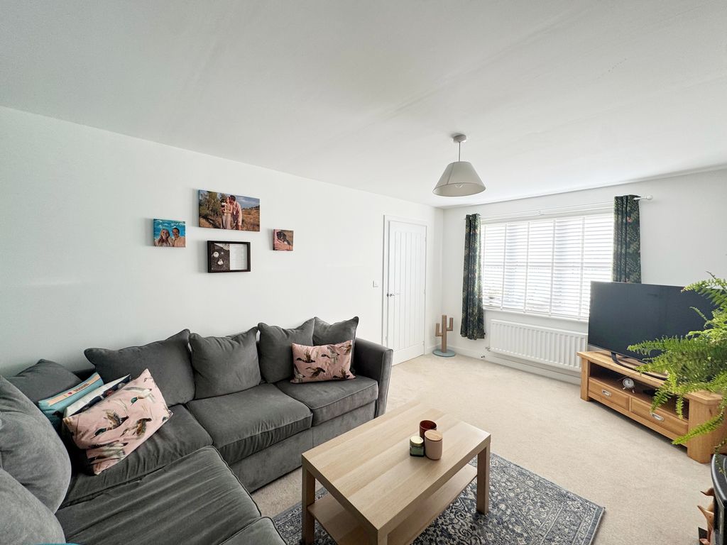 Property photo 2 of 12 Lounge