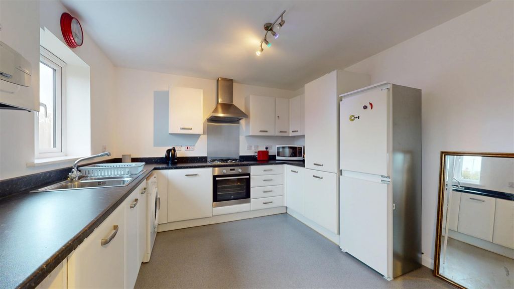 Property photo 2 of 12 Kitchen