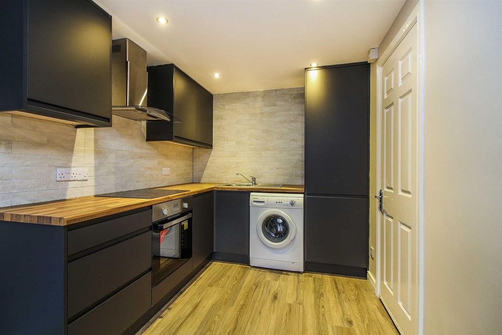 Property photo 3 of 7 Kitchen