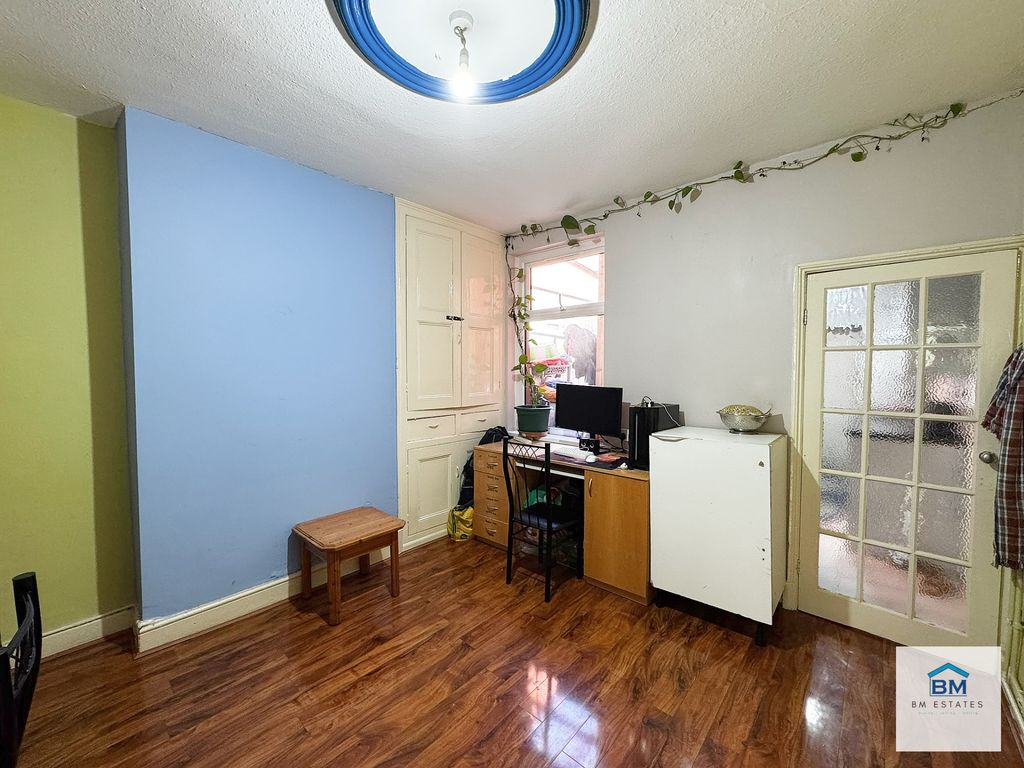 Property photo 3 of 7 Photo 6