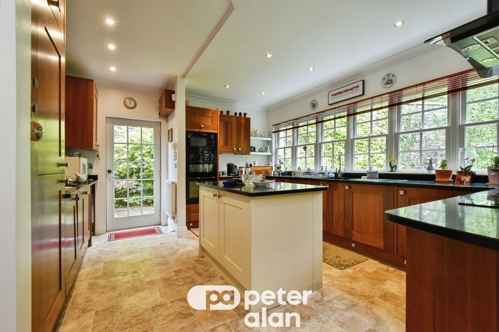 Property photo 3 of 34