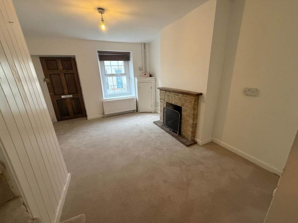 Property photo 3 of 8 Lounge