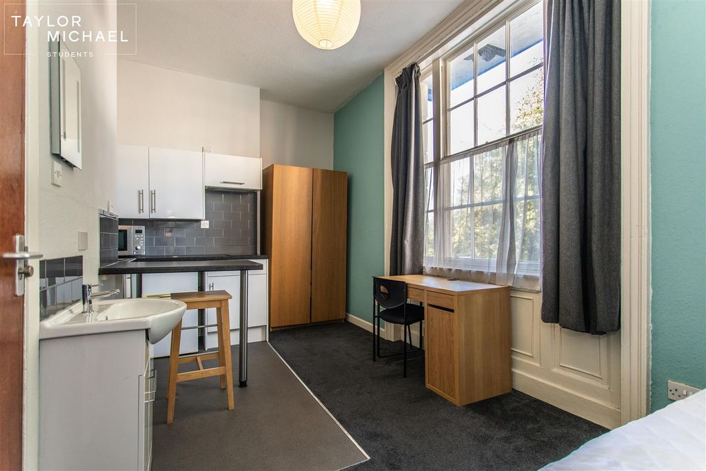 Property photo 2 of 11 Room