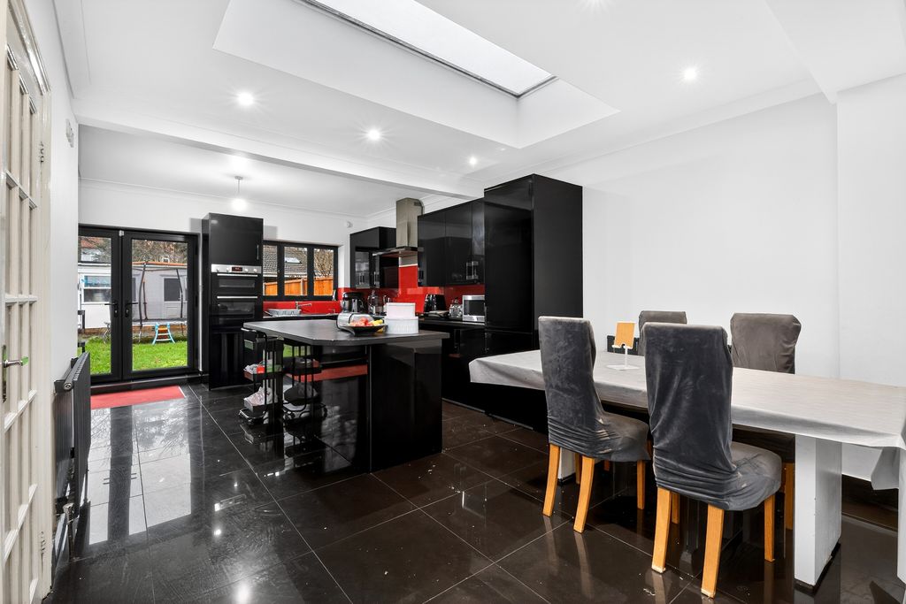 Property photo 2 of 20