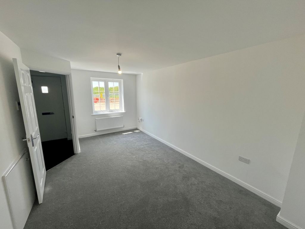 Property photo 3 of 11 ;Lm[P'