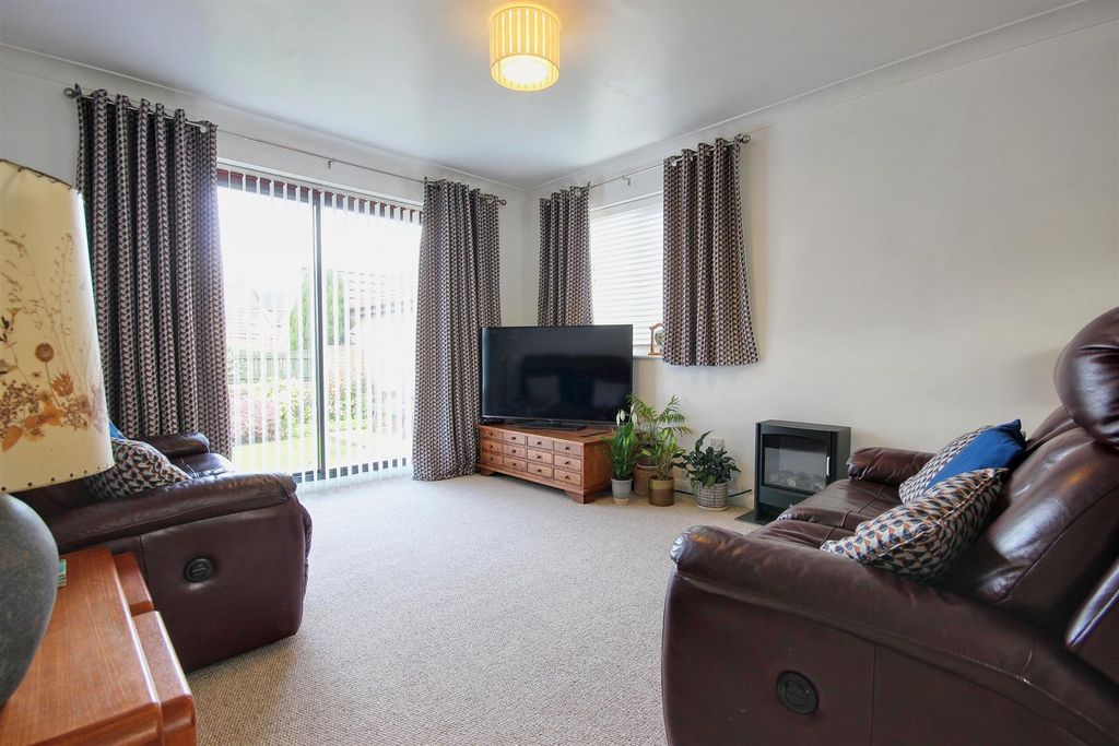 Property photo 3 of 20 Through Lounge