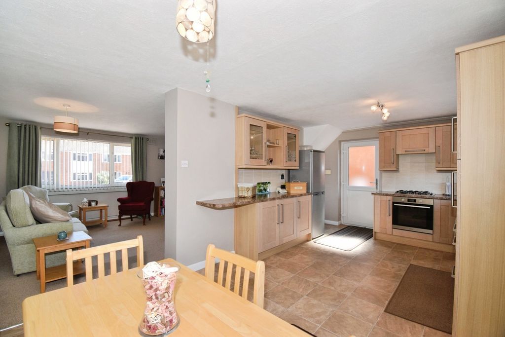 Property photo 3 of 17 Kitchen Diner