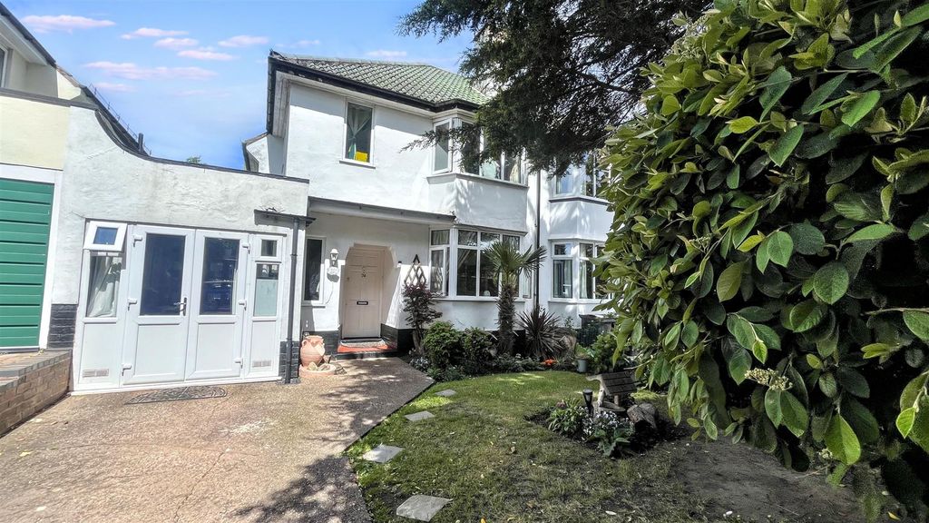Property photo 1 of 18 Approach