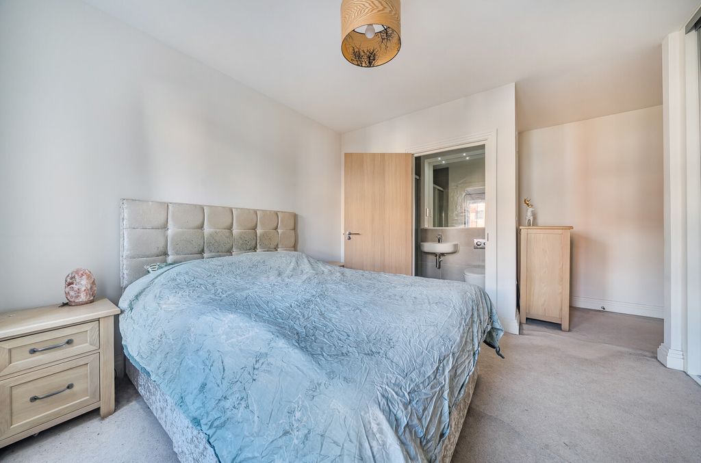 2 bed flat for saleLondon Road, Binfield, Bracknell, Berkshire RG42 photo 5