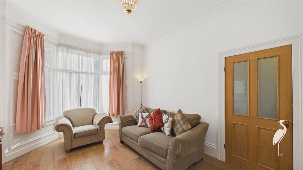 Property photo 3 of 23 Lounge