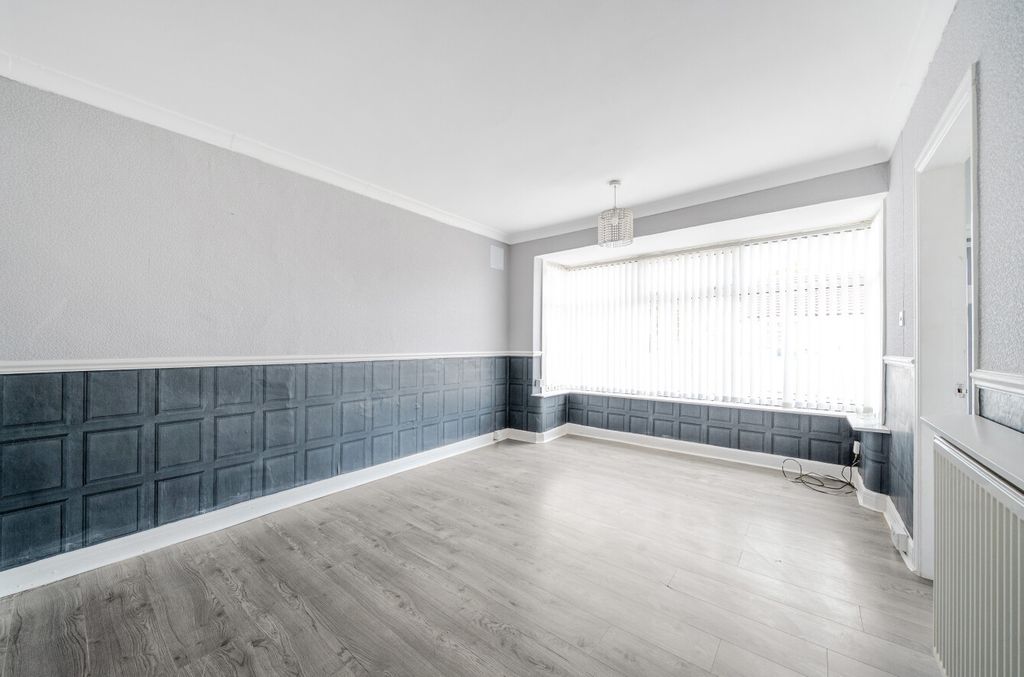 Property photo 2 of 11 Lounge