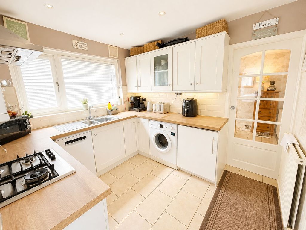 Property photo 2 of 18 Kitchen.
