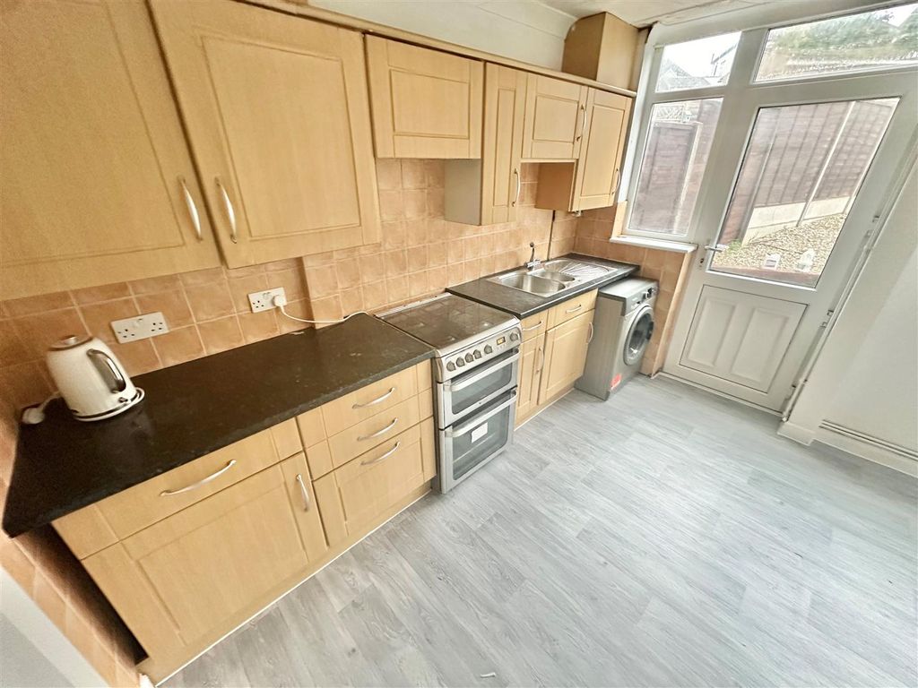 Property photo 3 of 8 Kitchen