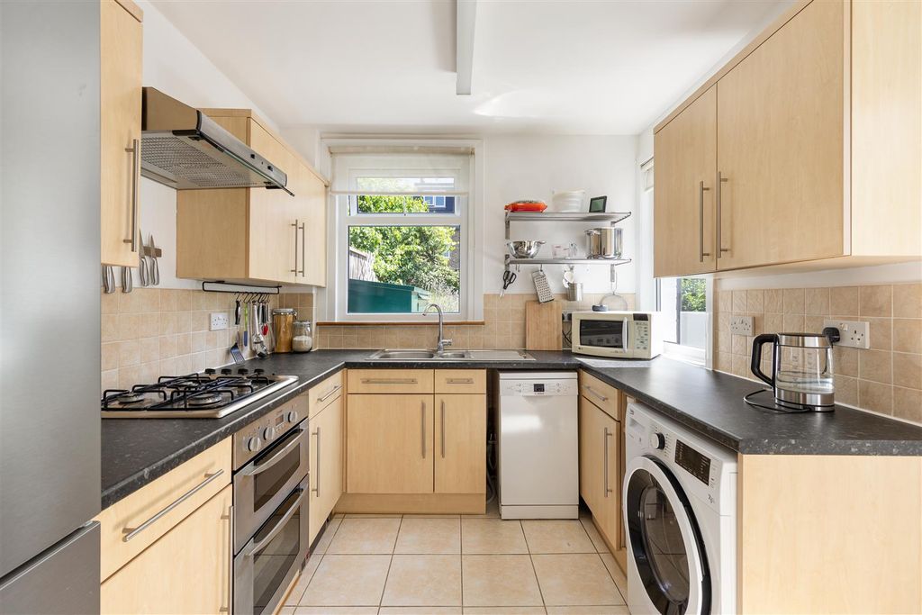 Property photo 3 of 23 Kenilworth Avenue, E17